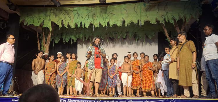 बिरसा का जंगल नाटक में जल, जंगल व जमीन बचाने का संघर्ष