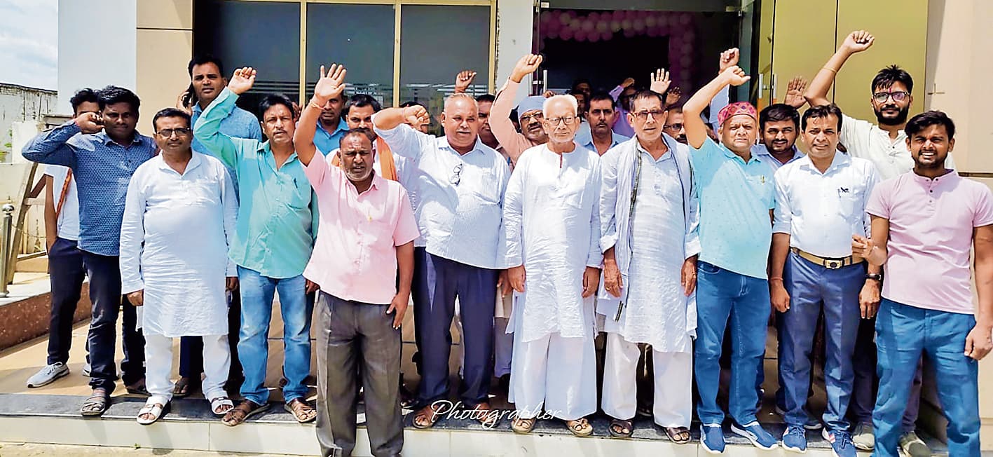 Gopalganj News : ट्रांसपोर्टर और एजीएम की मनमानी के खिलाफ डीलरों का हंगामा