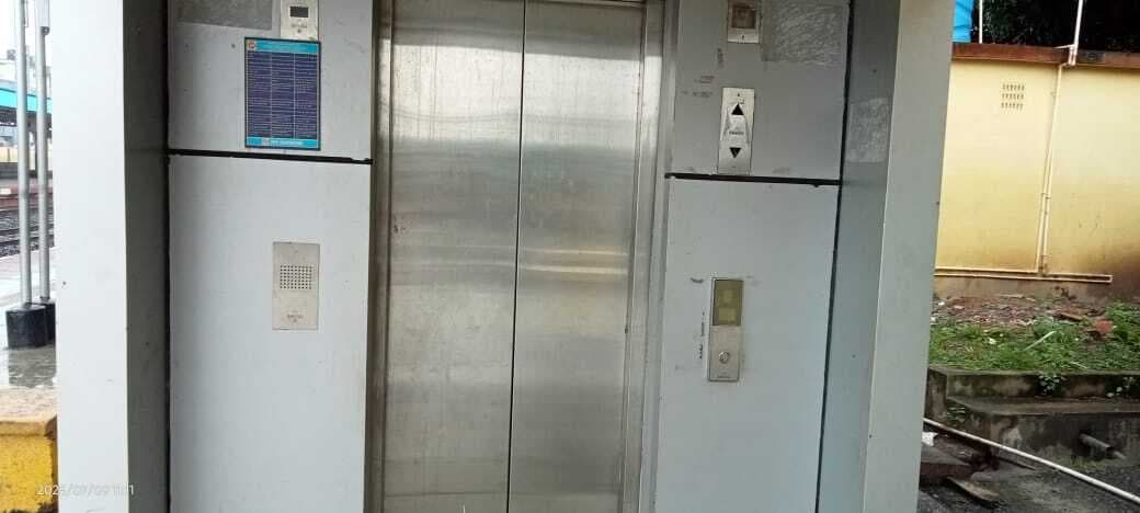 जीएम के आते ही चालू हुआ स्केलेटर व लिफ्ट, उनके जाते ही सेवाएं बंद