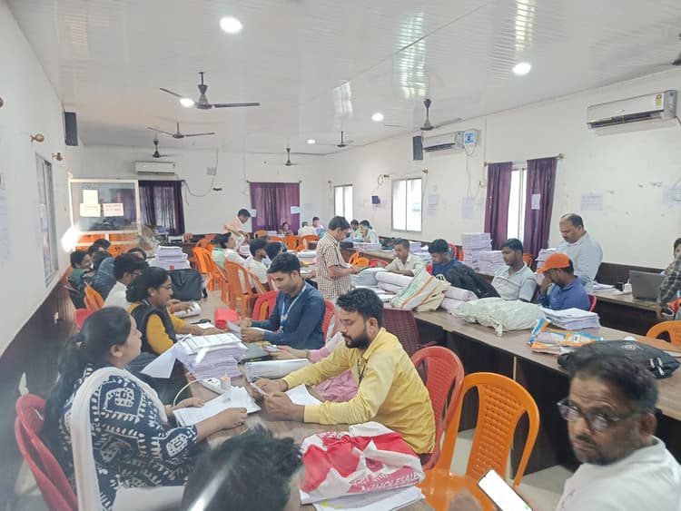 Bettiah : बीडीओ की निगरानी में जोरों पर मतदाता पुनरीक्षण कार्य