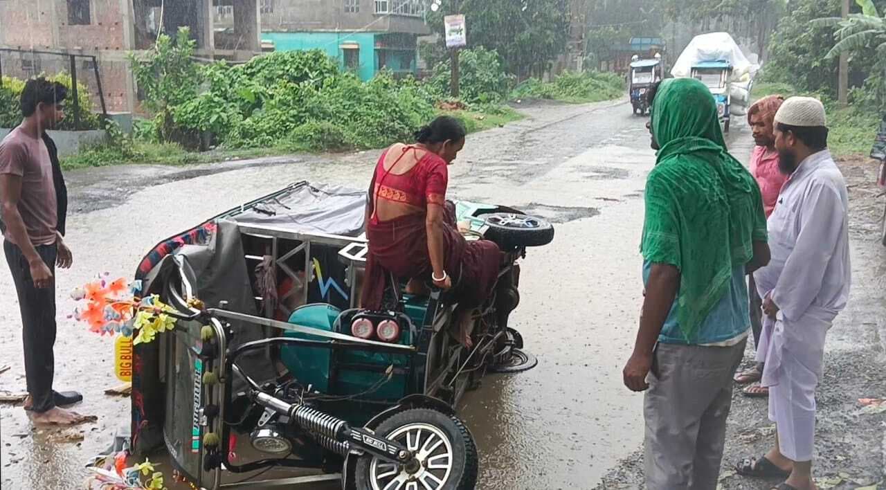 सड़क पर बने गड्ढों में तीन टोटो पलटा, पांच यात्री जख्मी