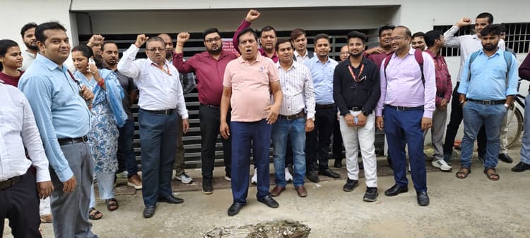 मांगों को लेकर हड़ताल पर रहे बैंक यूनियन, लगाये नारे