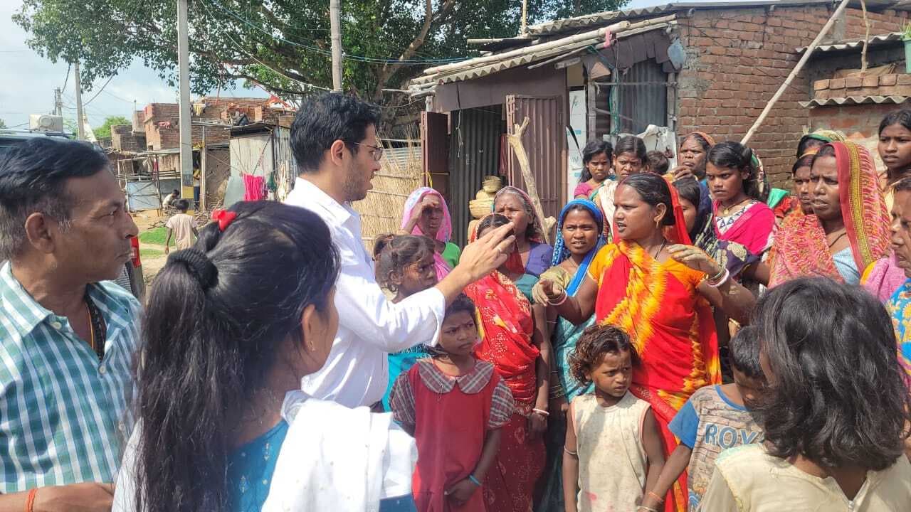 पेयजल की बदहाल स्थिति को लेकर महादलितों ने किया सड़क जाम