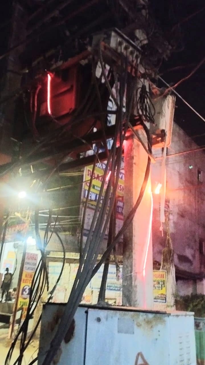 Samastipur News:गुणवत्ताविहीन केबल जलकर गिर रहे, बिजली के लिए तरस रहे लोग
