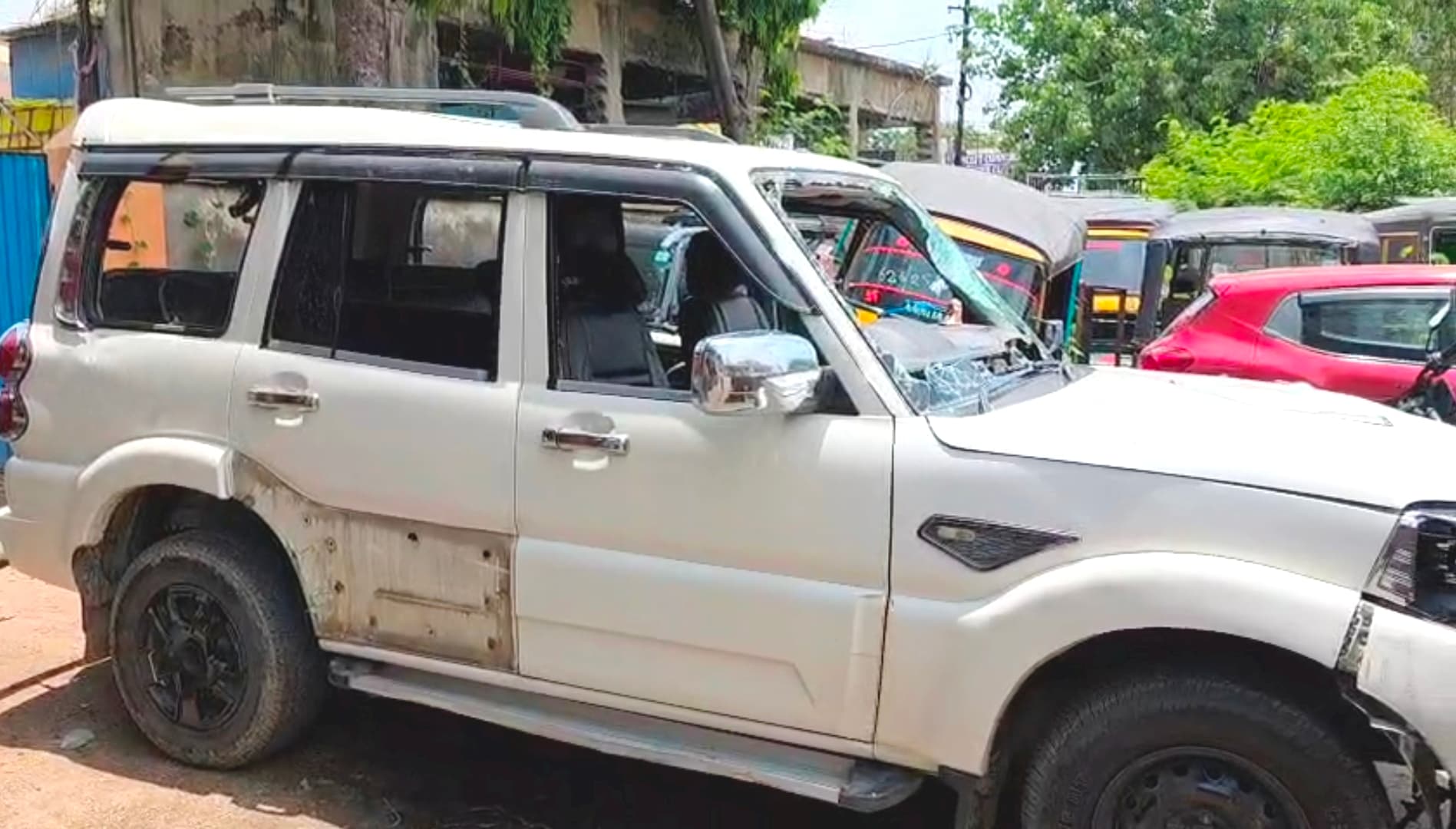 कुटुंबा में उत्पाद विभाग की टीम पर हमला कर पकड़े गये शराबियों को ले भागे परिजन