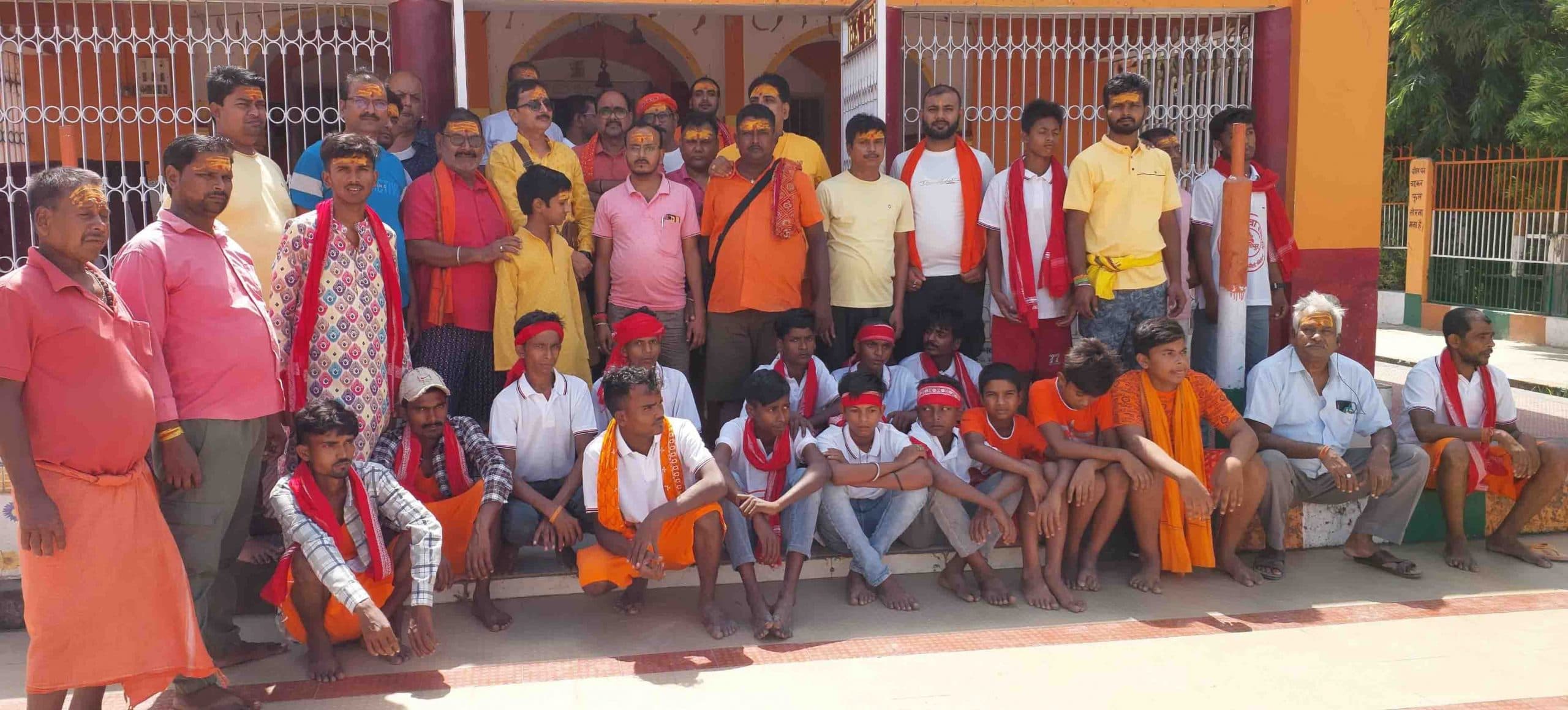 कांवरिया शिविर लगाने को बोलबम सेवा समिति के सदस्य हुए रवाना