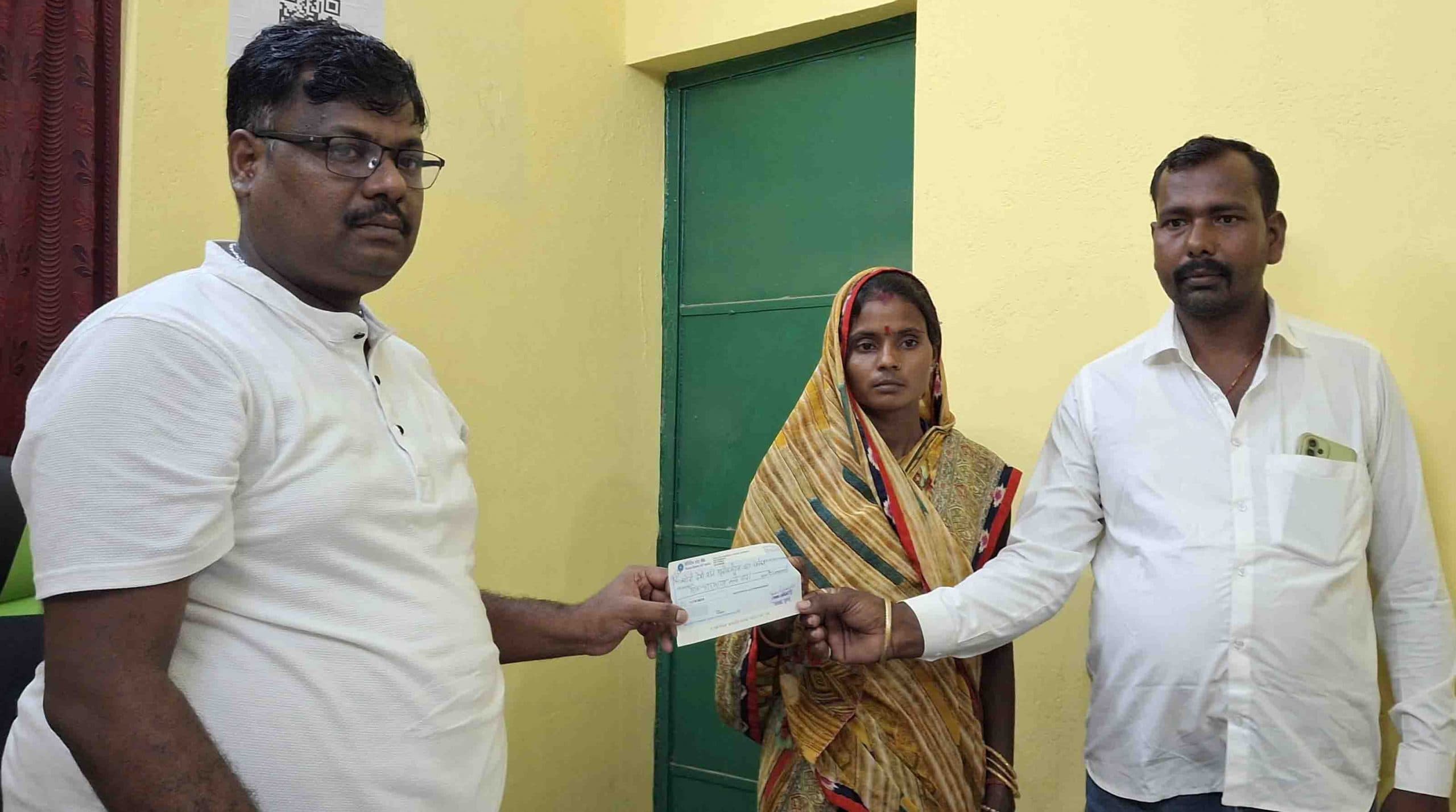 मृतक के परिजन को सीओ ने दिया चेक