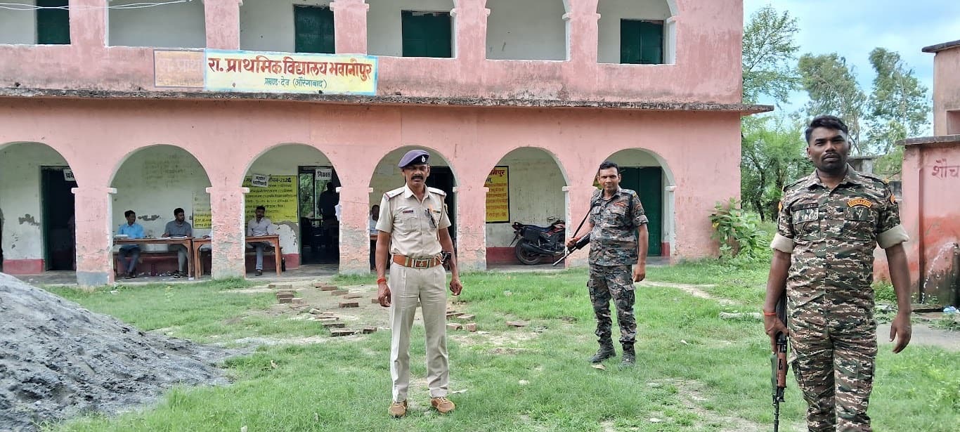 देव में सरपंच पद पर उपचुनाव शांतिपूर्ण संपन्न, मतदान केंद्र पर तैनात सुरक्षा बल