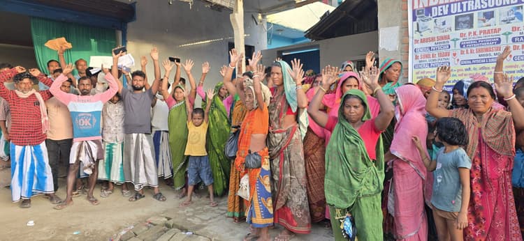 डीलर की मनमानी पर उपभोक्ताओं का फूटा गुस्सा