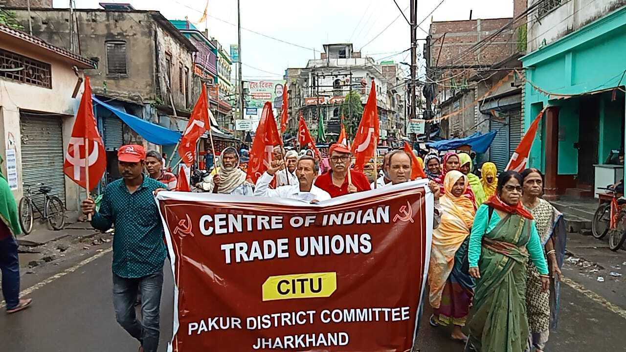 पाकुड़ में नहीं दिखा भारत बंद का असर, सड़कों पर चले वाहन, खुली रही दुकानें