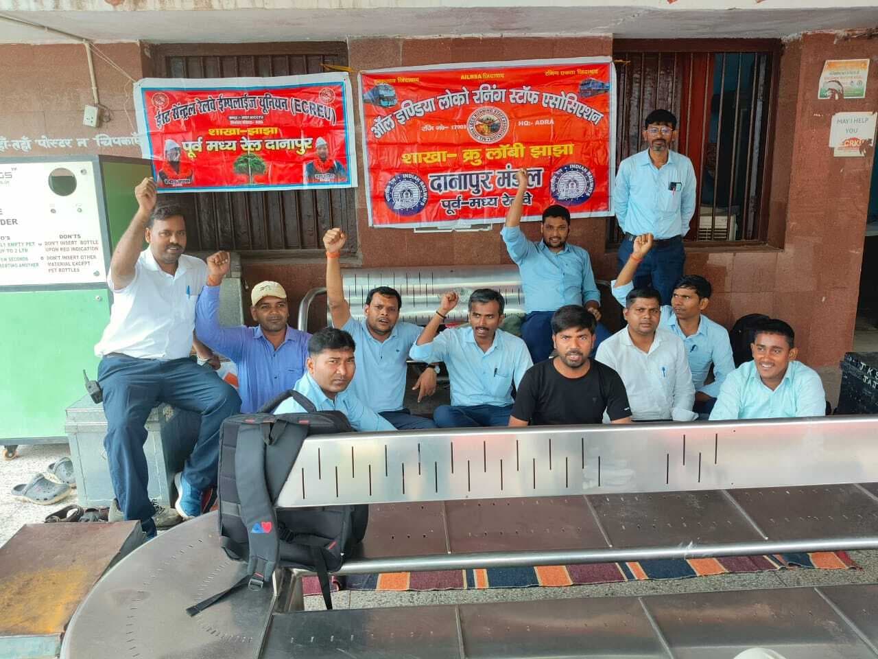 पुरानी पेंशन की बहाली को लेकर रेलवे कर्मियों ने किया धरना-प्रदर्शन