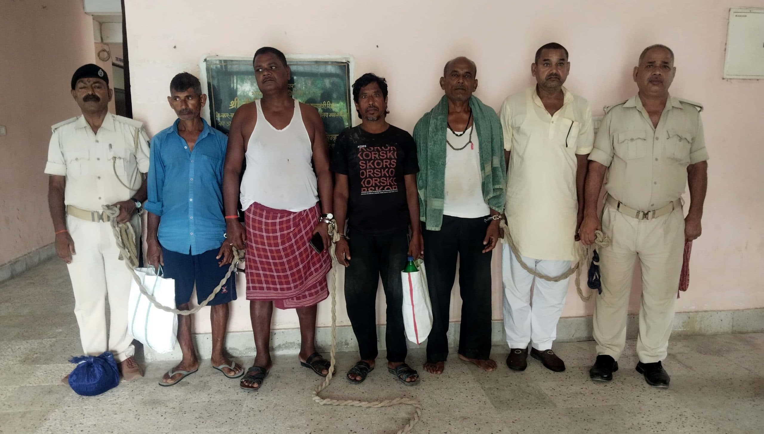 शराब तस्कर व चार शराबी गिरफ्तार