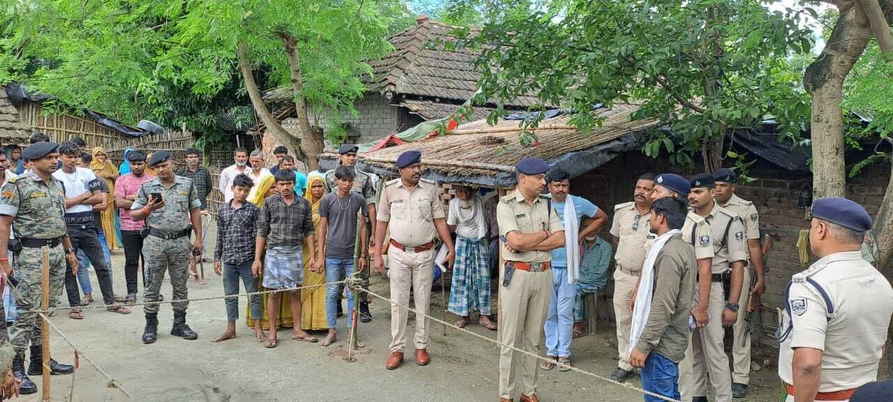 मुहर्रम के दौरान चाकू व गोली कांड में मृतक के परिजनों से मिले एसपी, न्याय का दिलाया भरोसा