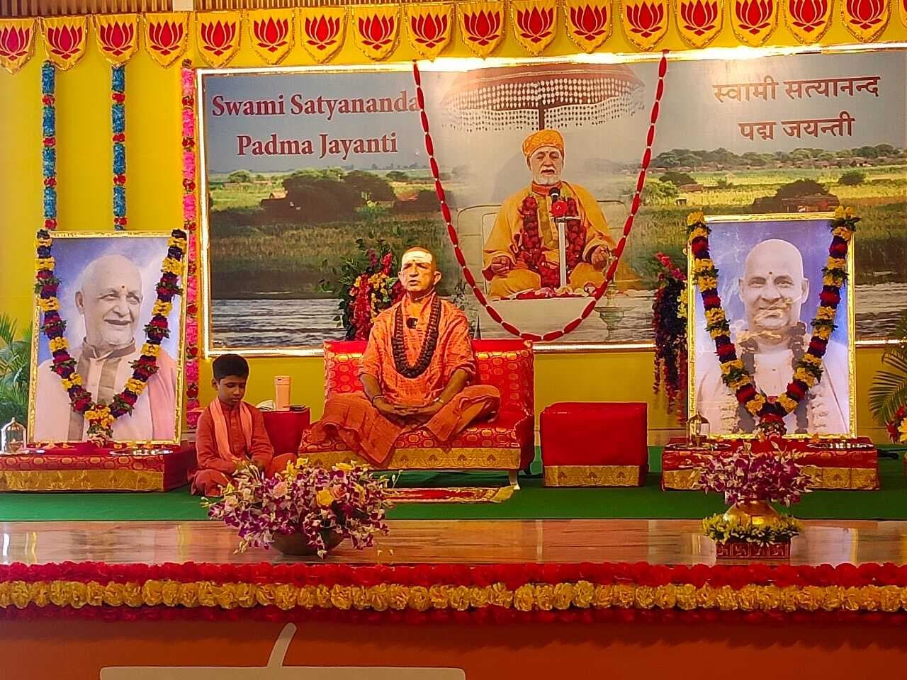 मन से भी सूक्ष्म आत्मा होती है, जो जीवन का अधार है : स्वामी निरंजनानंद