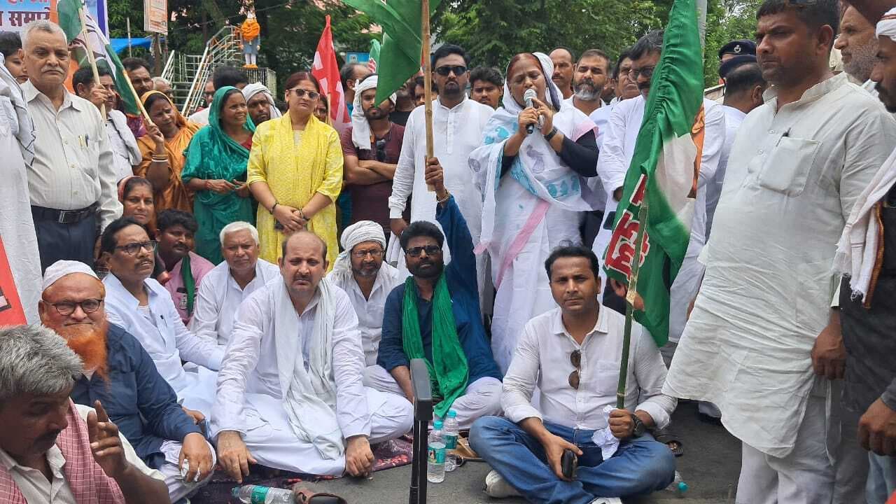 एसआईआर के खिलाफ जगह-जगह चक्का जाम, दुकानें करायी बंद