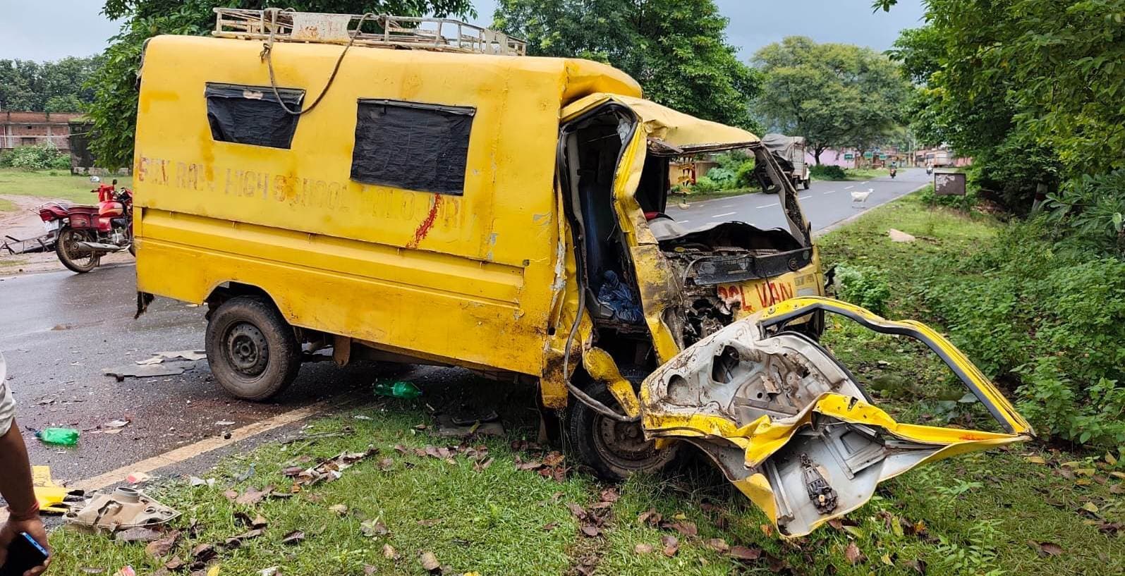 Lead News : जरमुंडी में पिकअप व स्कूल वैन की टक्कर में चालक की मौत, तीन घायल