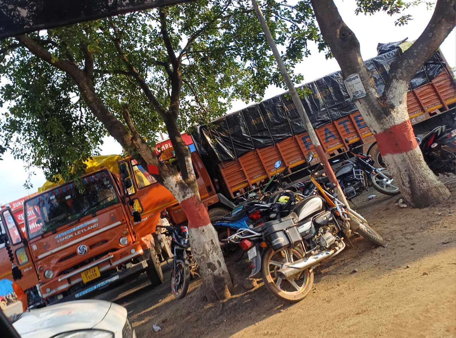 Deoghar news : घोरमारा में अवैध पार्किंग कराने वाले दुकानदारों को नोटिस