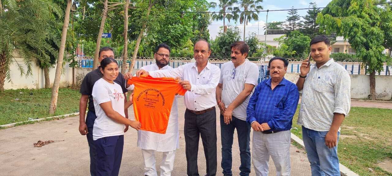 कलवार एसोसिएशन ने खिलाड़ियों को दिया टी-शर्ट