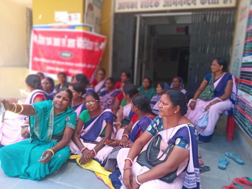 आशा कार्यकर्ताओं ने किया धरना प्रदर्शन