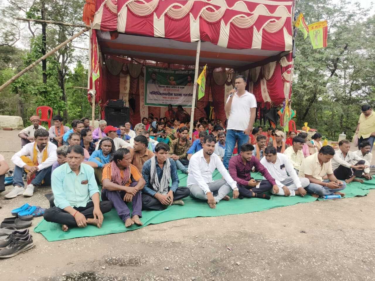 बचरा साइडिंग के मजदूरों के वेतन में बढ़ोत्तरी, धरना समाप्त