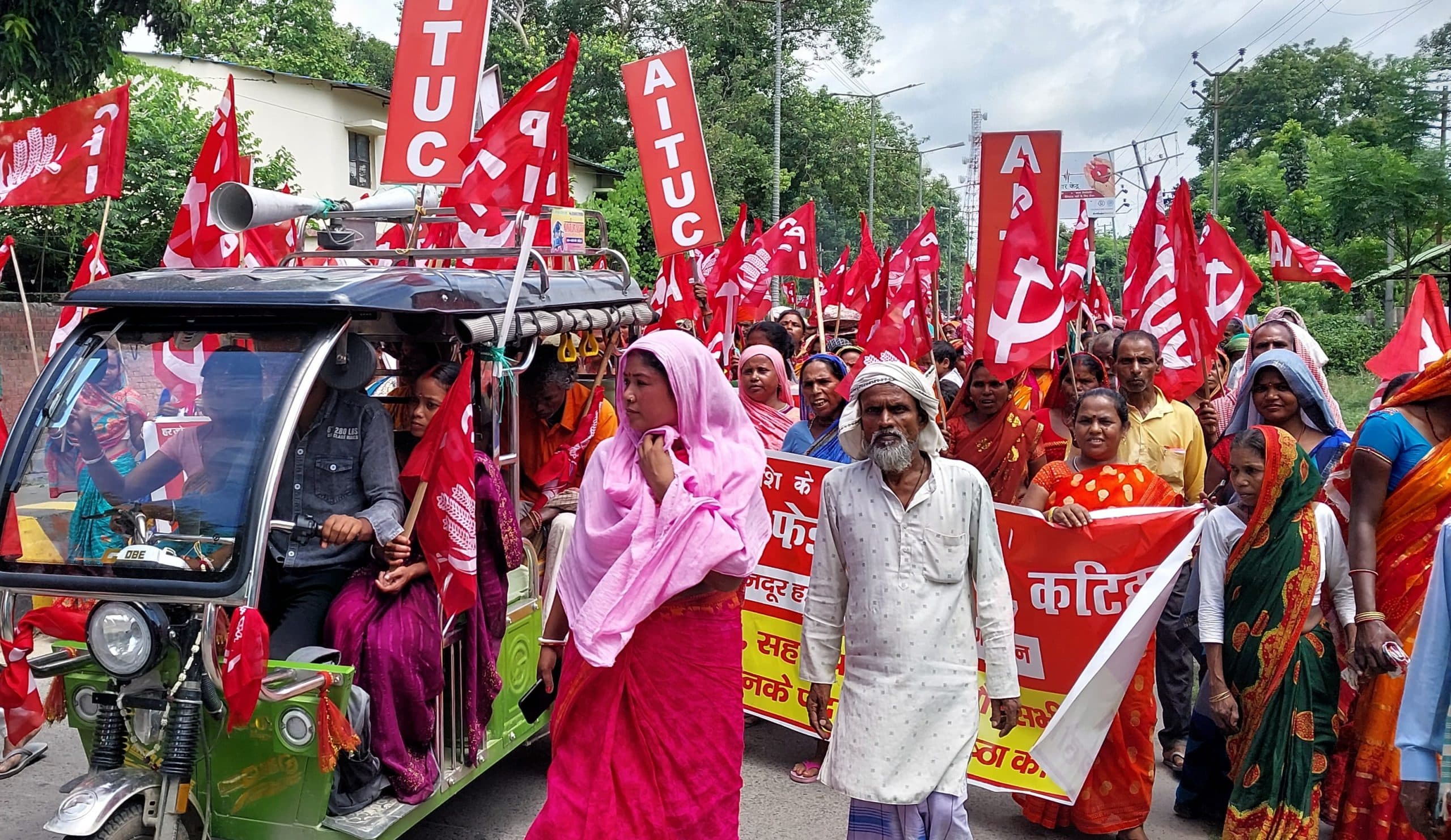 मांगों को लेकर रसोइया संघ ने किया प्रदर्शन