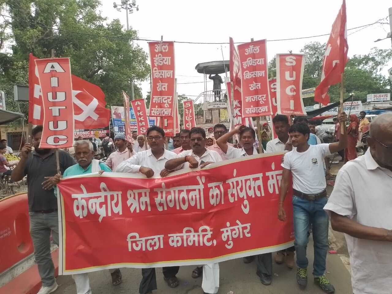 बिहार बंद : मुंगेर स्टेशन पर रोकी गयी ट्रेन व एनएच-333 बी पर सड़क यातायात किया बाधित