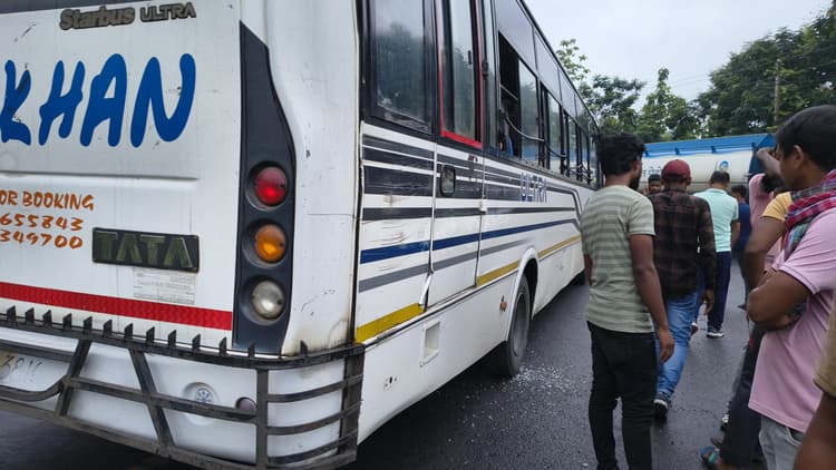 हाइवा से टकरायी बस, बड़ा हादसा टला, कई यात्री घायल