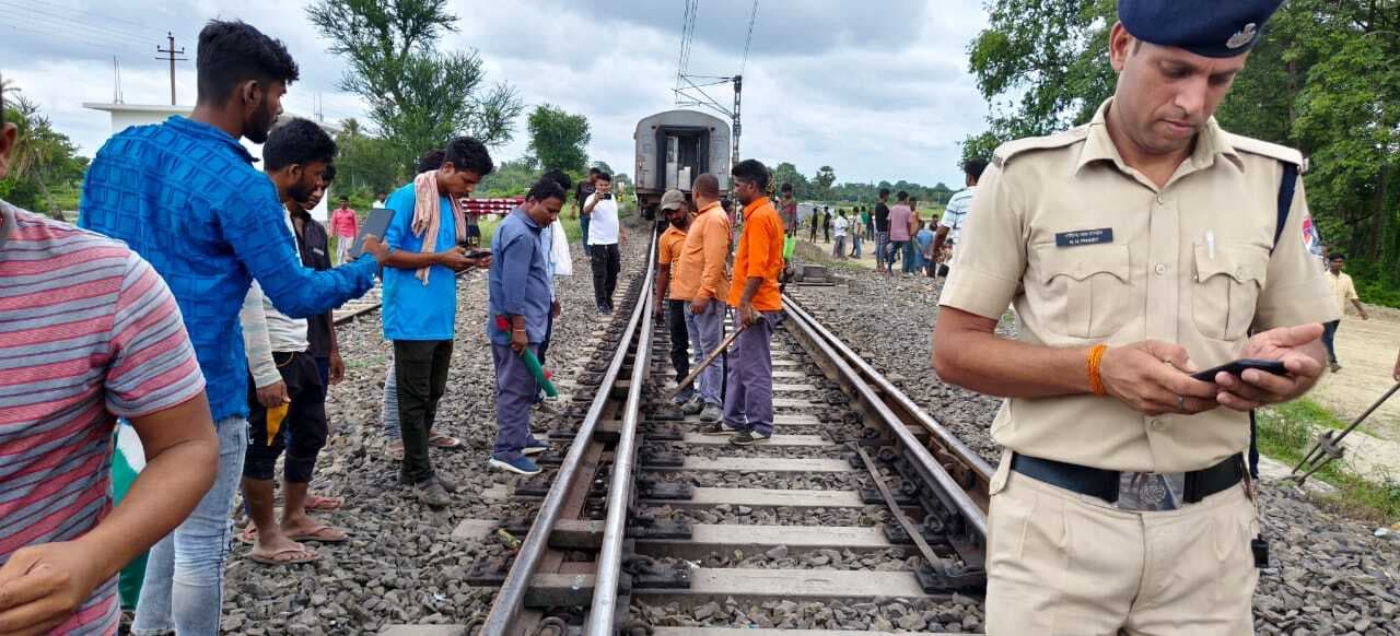 कवि गुरु एक्सप्रेस डंडखोरा स्टेशन के पास बेपटरी, बड़ा हादसा टला