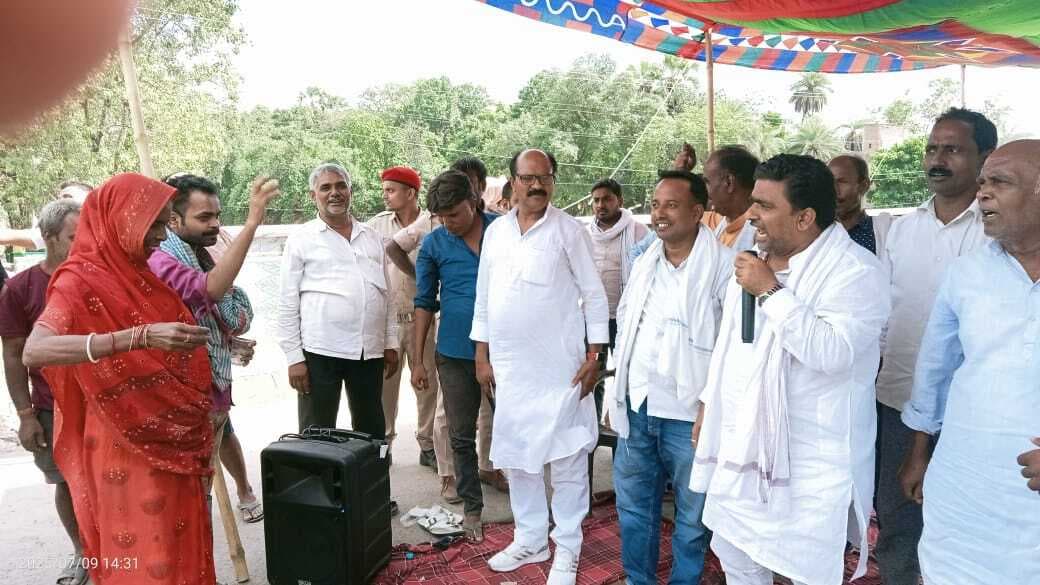 hajipur news. मतदाता विशेष पुनरीक्षण के विरोध में विपक्ष ने किया चक्का जाम