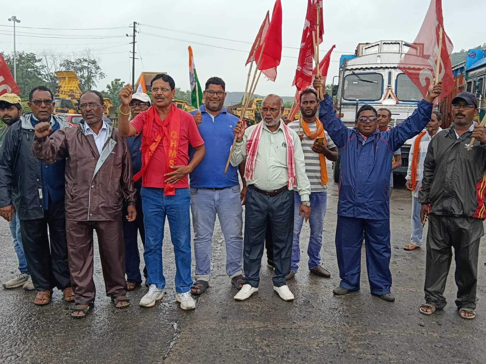 देशव्यापी हड़ताल को लेकर ट्रेड यूनियनों ने किया जोरदार विरोध प्रदर्शन, की नारेबाजी