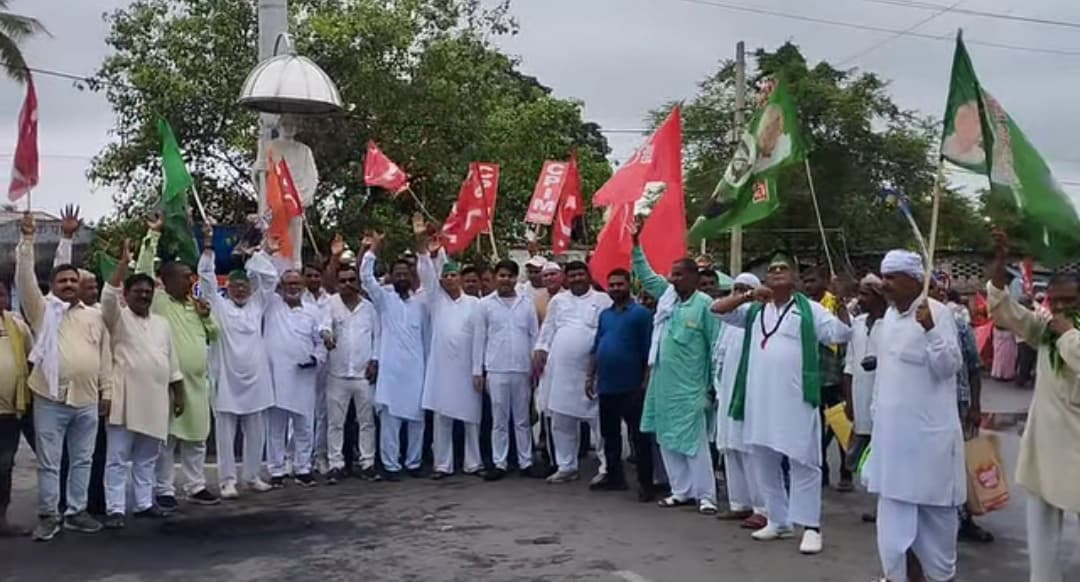 शहर में बंदी का मिलाजुला रहा असर, किया चक्का जाम