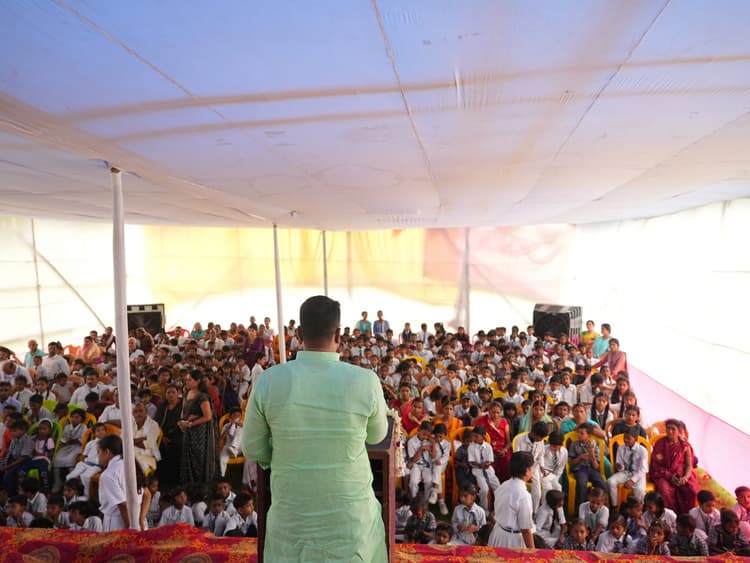 विद्यालय के संस्थापक की पुण्यतिथि पर मगही के महत्व का उठा जिक्र