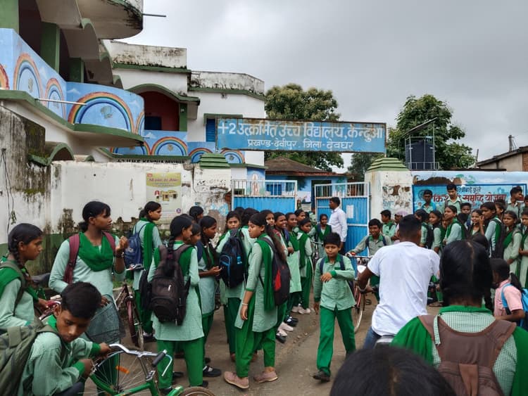 देवीपुर: स्कूल के 1800 विद्यार्थियों के लिए महज सात कमरे, परेशानी