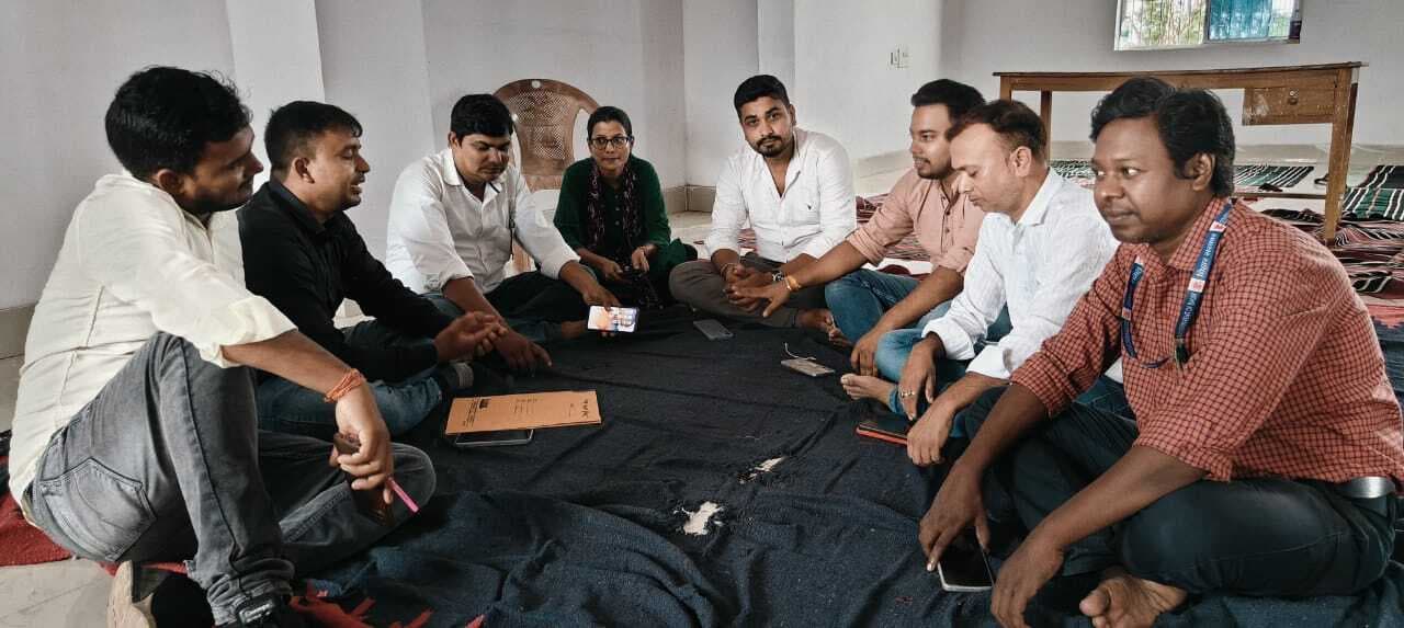 अनिश्चितकालीन हड़ताल पर जाने को लेकर डाटा एंट्री ऑपरेटर ने की बैठक