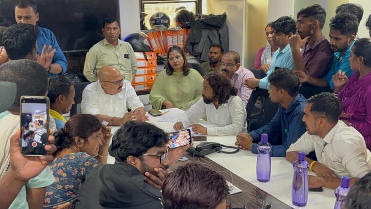 Ranchi news : कर्मियों ने आउटसोर्सिंग एजेंसी के कार्यालय का किया घेराव