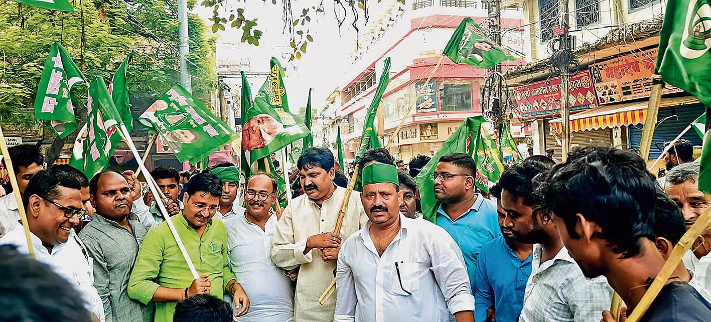 Gopalganj News : मतदाता सूची पुनरीक्षण के खिलाफ सड़क पर उतरा विपक्ष, हाइवे पर किया प्रदर्शन