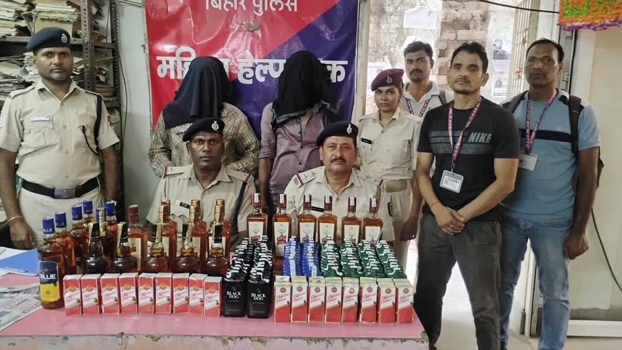 गुरारू स्टेशन पर छापेमारी, दो युवक विदेशी शराब के साथ धराये