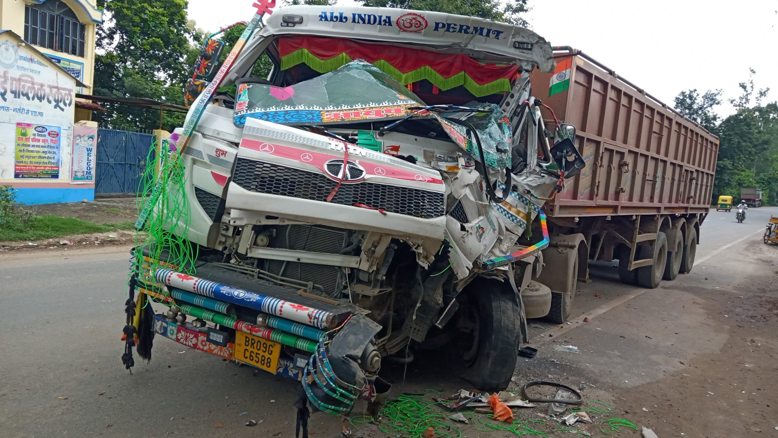 गिद्धौर-जमुई मार्ग पर दो ट्रकों की टक्कर, दोनों वाहन क्षतिग्रस्त