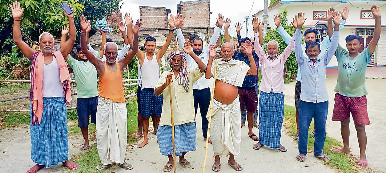 Gopalganj News : सासामुसा में मतदान केंद्र की मांग को लेकर ग्रामीणों का प्रदर्शन