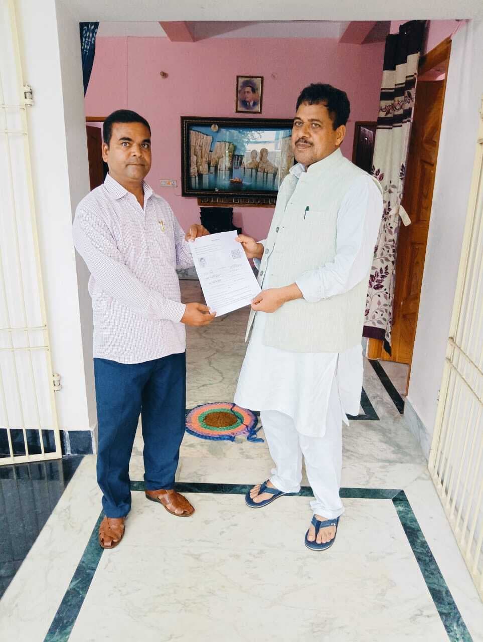 सांसद व विधायक को बीएलओ ने दिया गणना पत्र