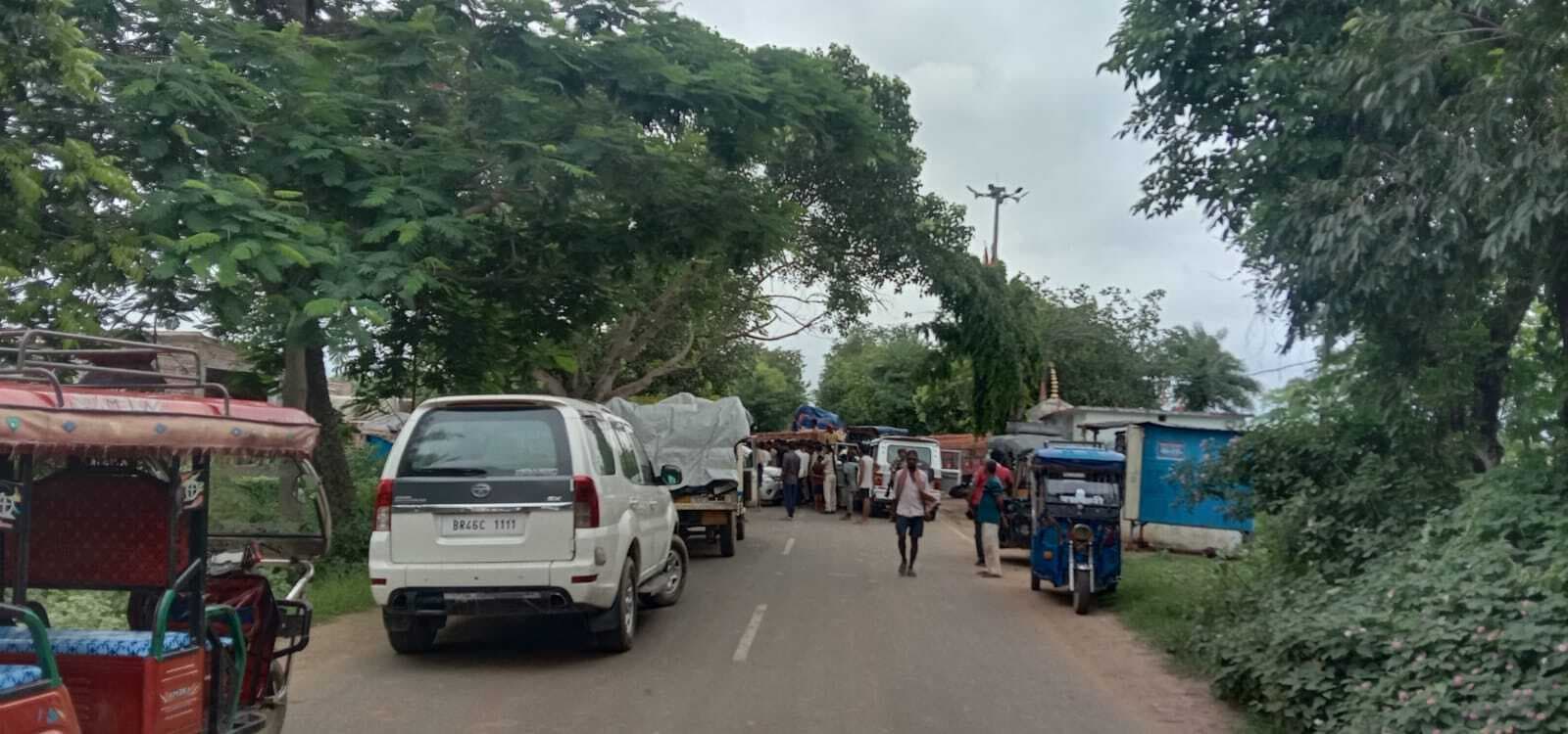 जमुई में बंद का दिखा मिला-जुला असर, घंटों वाहनों की लगी रही कतार