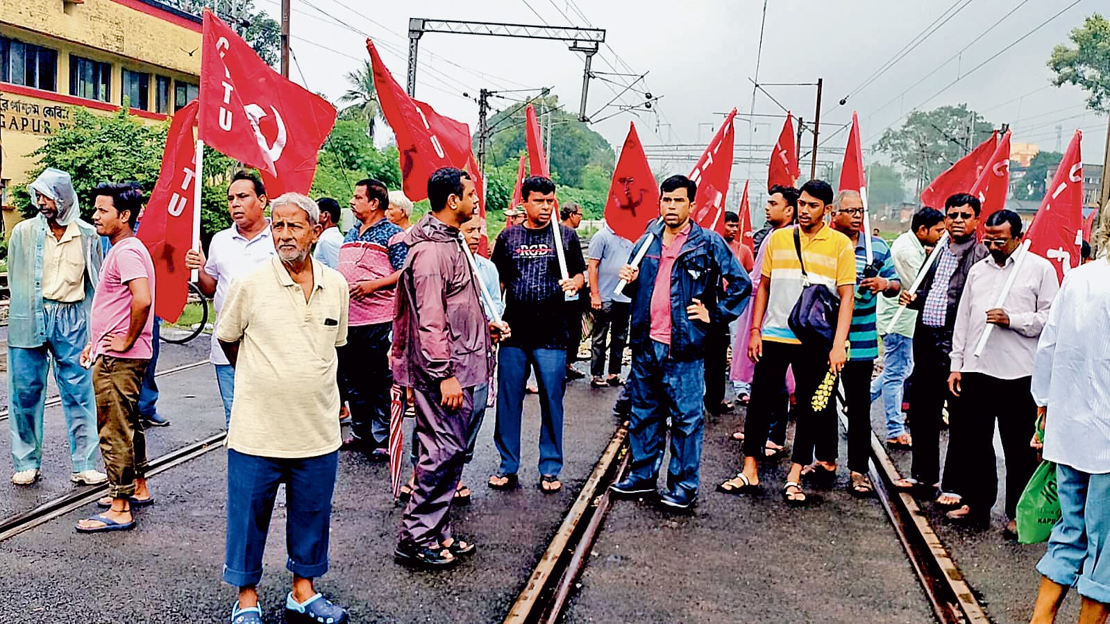 रेल रोकते व चक्काजाम करते सीटू सदस्यों से पुलिस की हुई धक्का-मुक्की