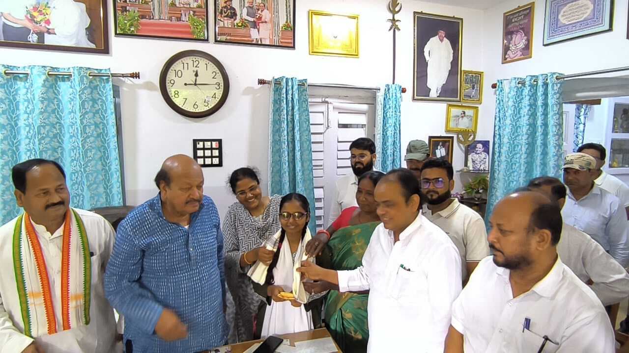 स्वास्थ्य मंत्री ने कॉमर्स जिला टॉपर जैनब को किया सम्मानित