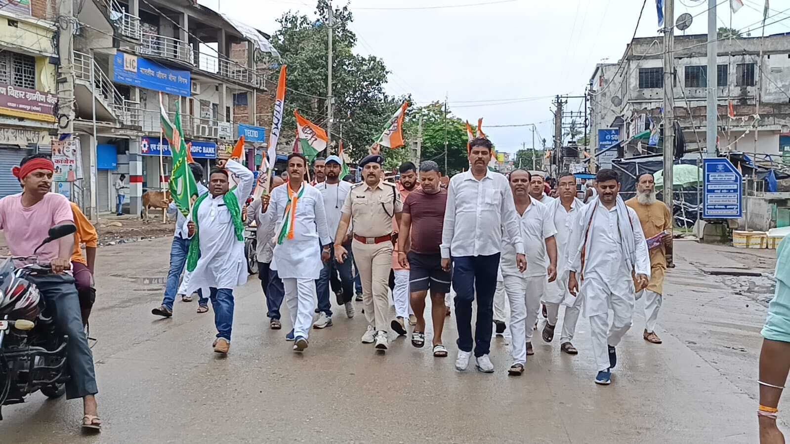 महागठबंधन कार्यकर्ताओं ने किया चक्का जाम