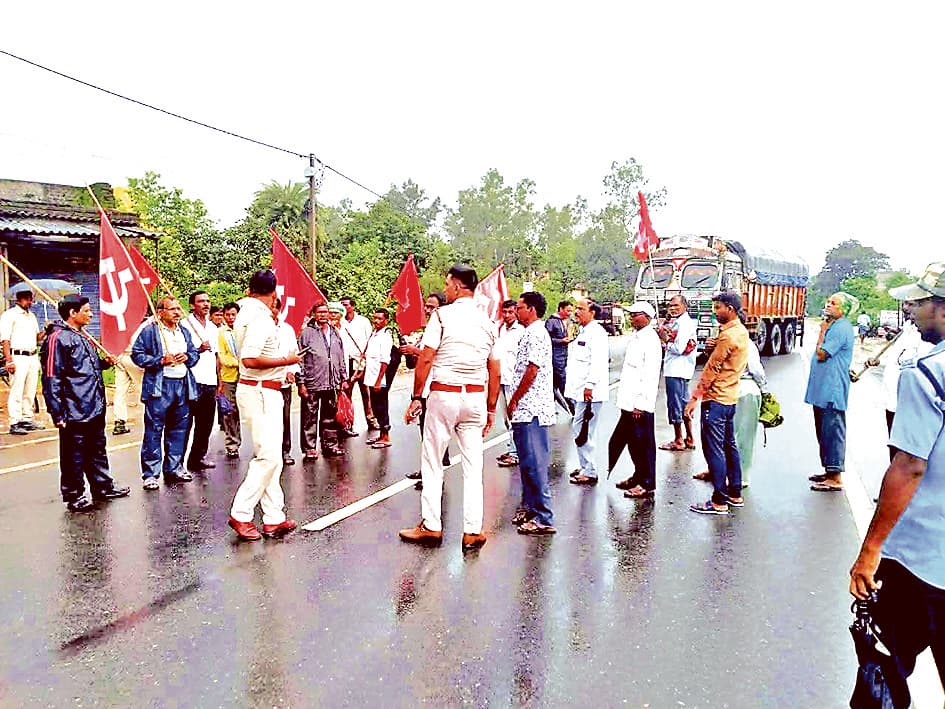 पुरुलिया में हड़ताल का मिला-जुला रहा असर