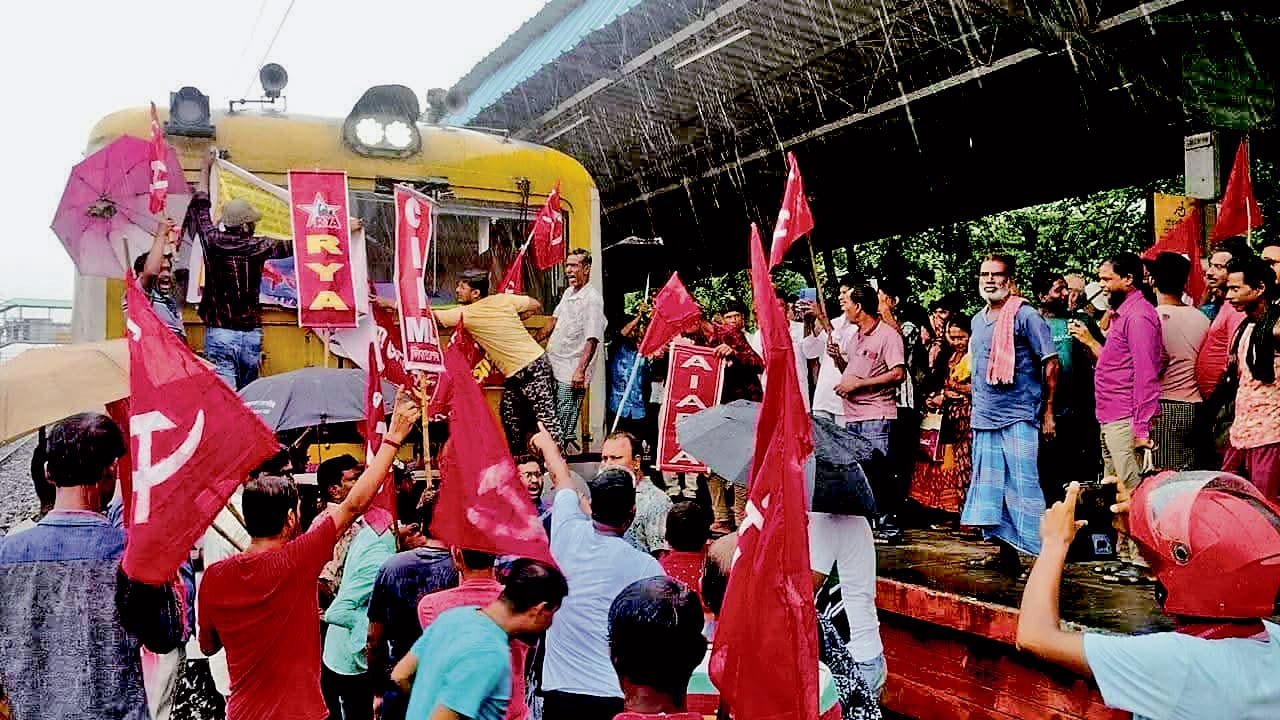 पूर्व बर्दवान व बीरभूम में भी हड़ताल असरदार, कहीं रोकी ट्रेन, तो कहीं रोड