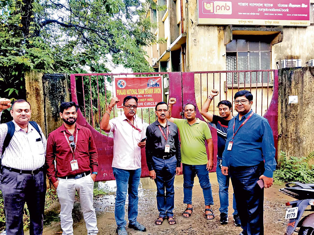 बैंक पहुंचे कर्मचारी, बंद रखा काम, ग्राहकों को हुई दिक्कत