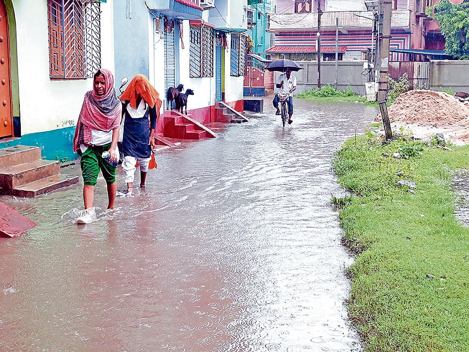 बारिश से बिगड़ी हालत, घुटनों तक पानी में चलने को मजबूर हुए लोग