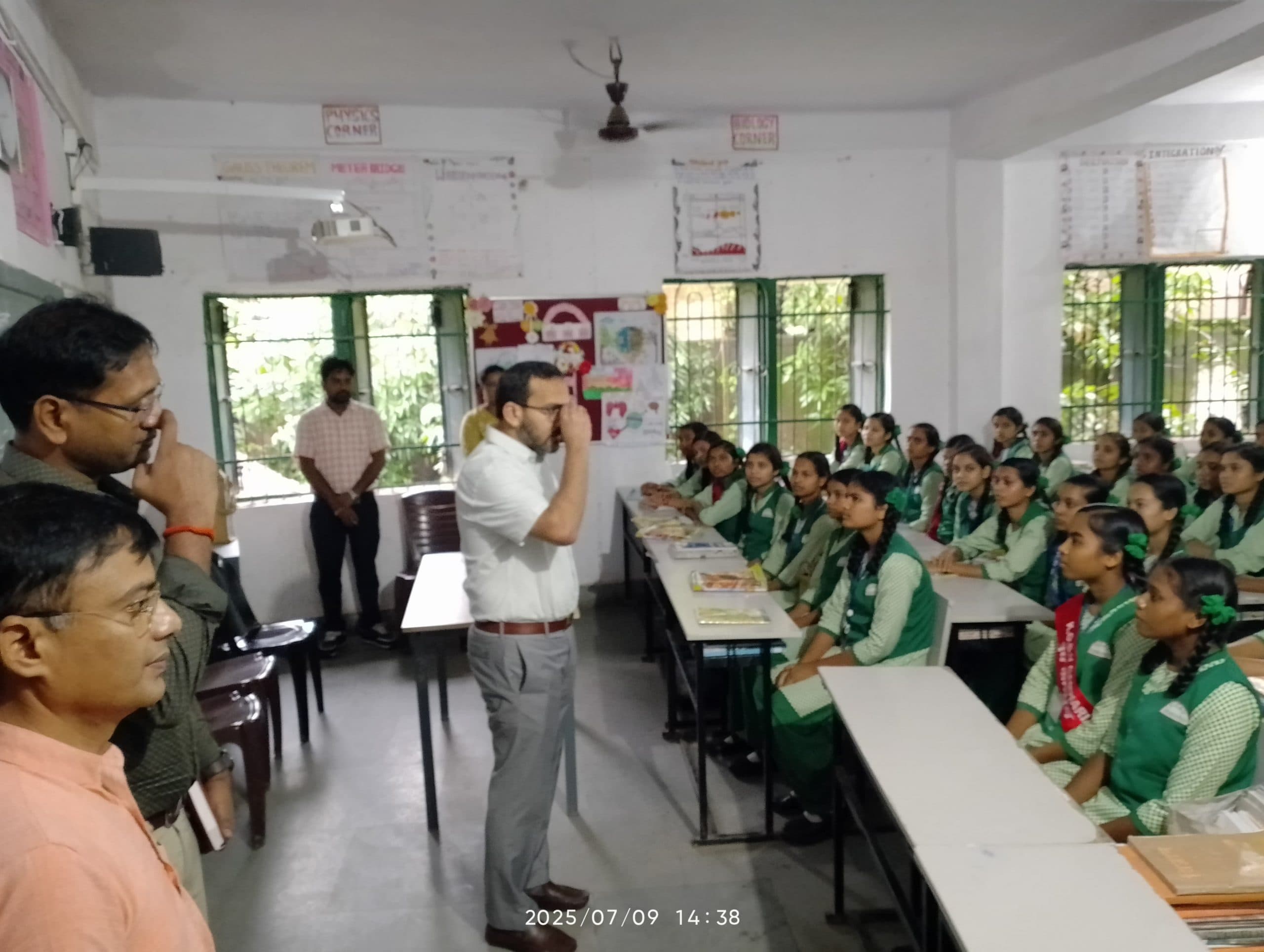 Seraikela Kharsawan News : गणित और विज्ञान को सरल बनाकर छात्राओं की सोच को डीसी ने परखा