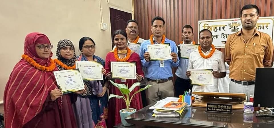 सात शिक्षकों को डीपीओ ने टीचर ऑफ मंथ का दिया प्रमाण पत्र